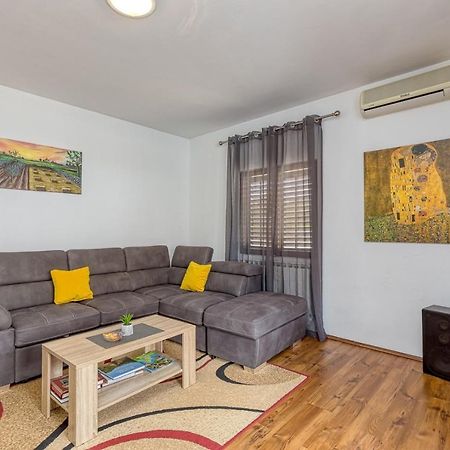 Emanuela With Private Pool Apartment Loborika Bagian luar foto