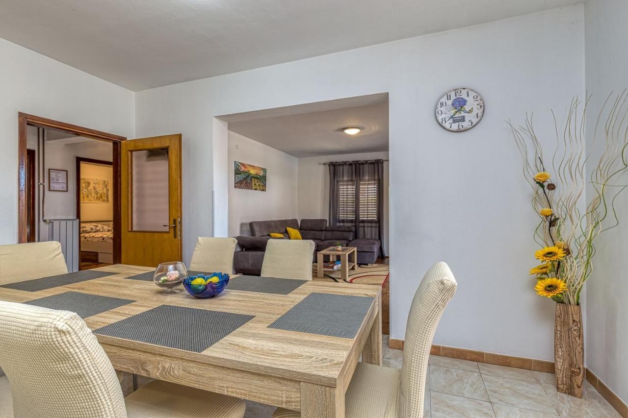 Emanuela With Private Pool Apartment Loborika Bagian luar foto