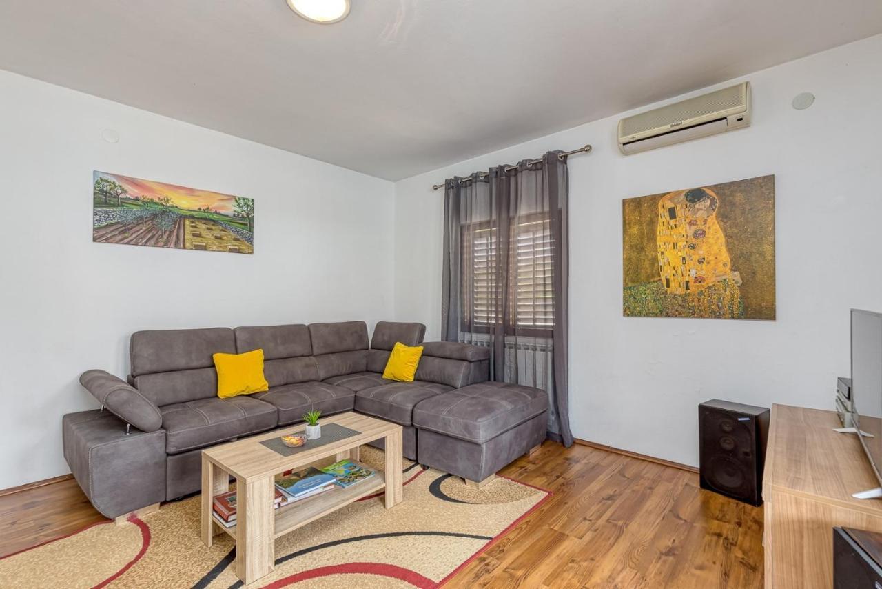 Emanuela With Private Pool Apartment Loborika Bagian luar foto