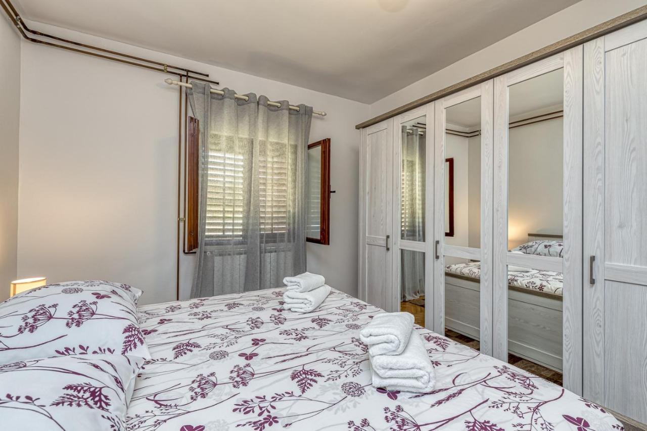 Emanuela With Private Pool Apartment Loborika Bagian luar foto