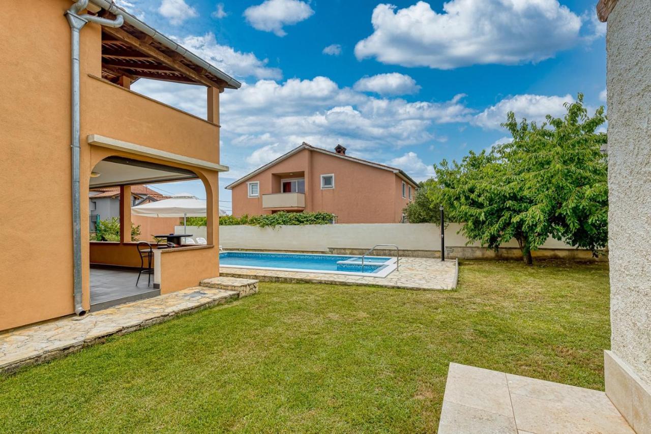 Emanuela With Private Pool Apartment Loborika Bagian luar foto