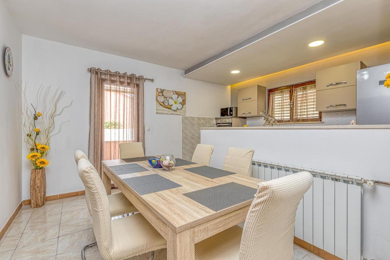 Emanuela With Private Pool Apartment Loborika Bagian luar foto