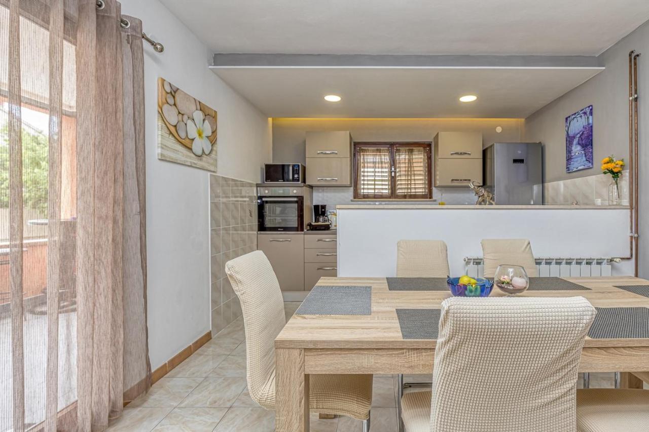 Emanuela With Private Pool Apartment Loborika Bagian luar foto